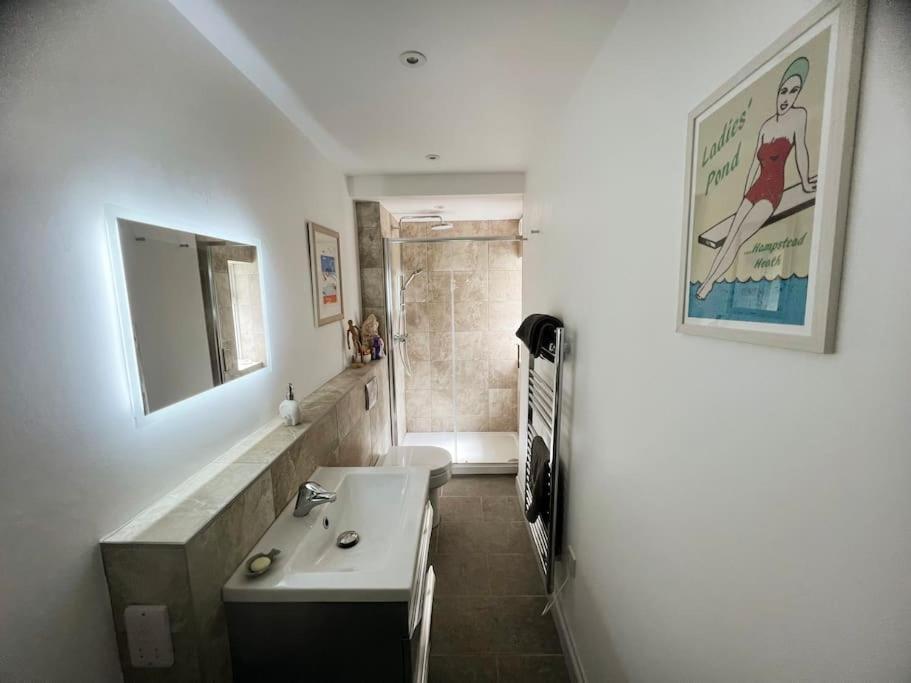 Self-Contained Ensuite Double Or Twin Bedroom In Pentir แบงเกอร์ ภายนอก รูปภาพ